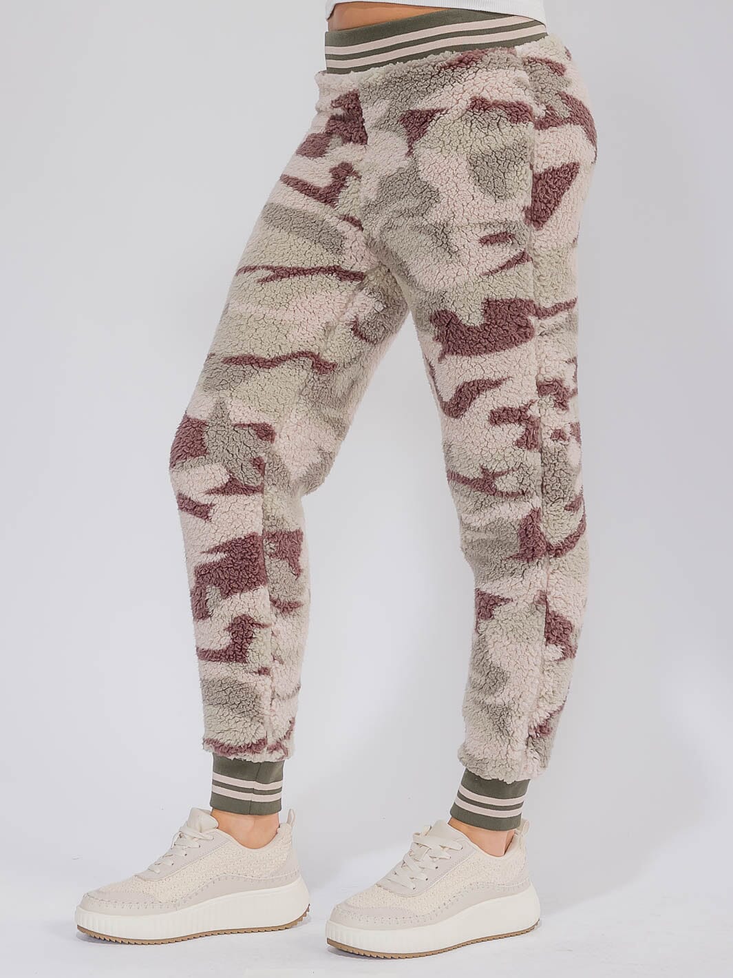 WOMEN'S ELASTIC WAIST SHERPA CAMO PRINT JOGGER PANTS